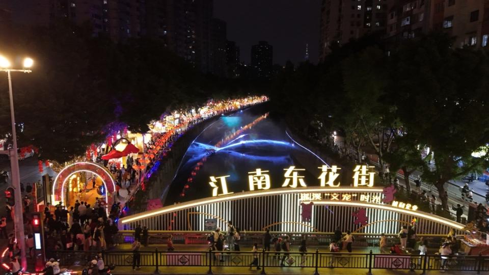 灯幕萌宠齐“焕新”，2026年江南西商圈新春花街变身“流动画卷”