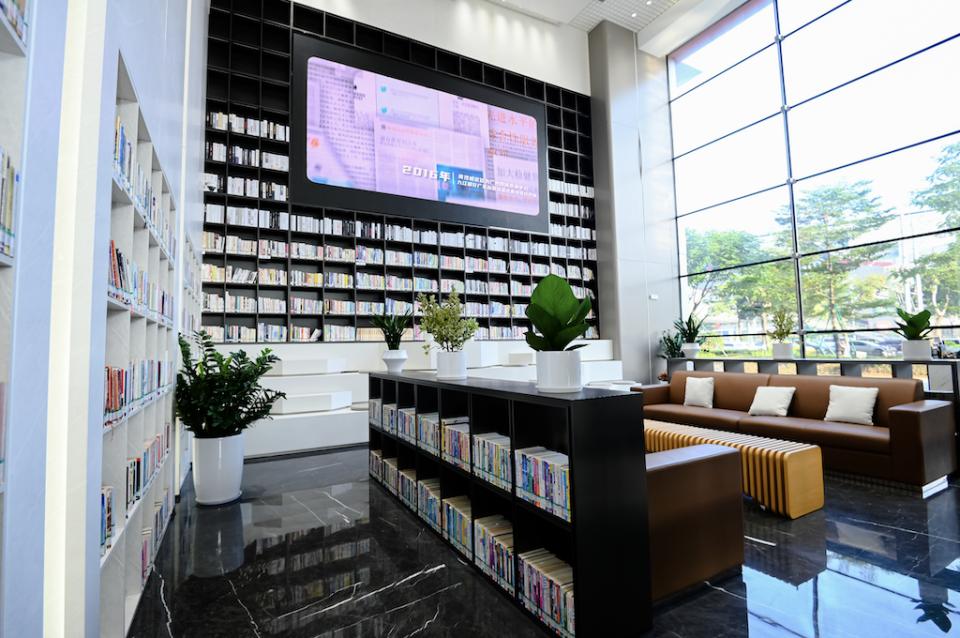 广州天河新增一个图书馆，反诈宣传、财商科普读物都有