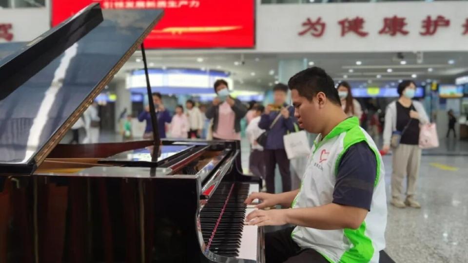 广州番禺：18岁视障少年接力钢琴奶奶 门诊大厅传递温暖力量