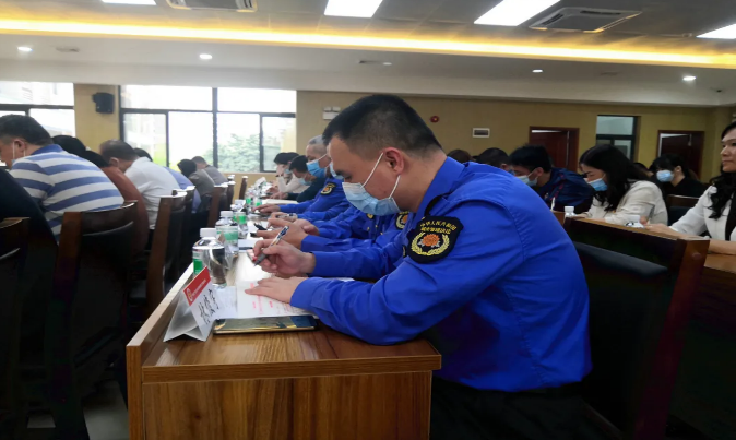 凤凰街综合行政执法办从三个“下功夫”着手开展党史学习教育