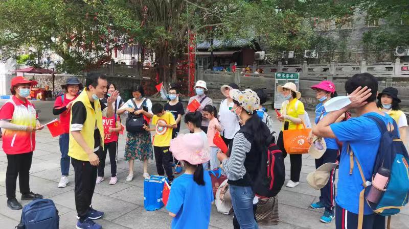 车陂街大手牵小手重温党史