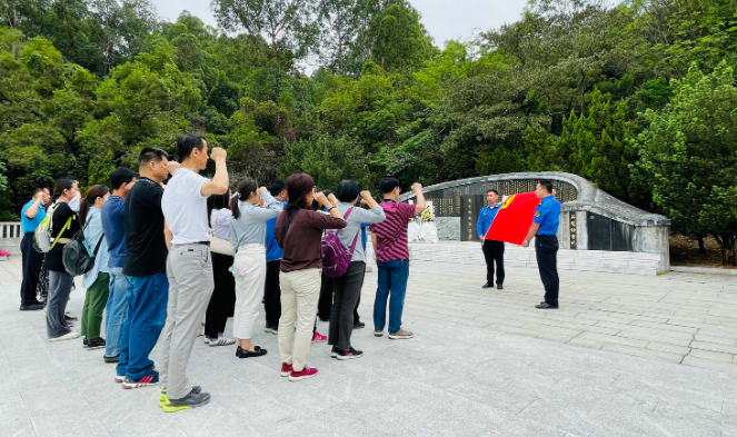 凤凰街在“行走的课堂”上开展党史学习教育