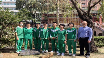 2022年3月，学生护柳小组与专家在护柳石碑旁合影留念