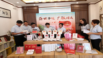 学校领导和党委委员带头开展主题读书活动