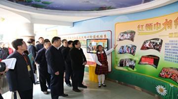 各级领导聆听学校培育和践行社会主义核心价值观长廊介绍