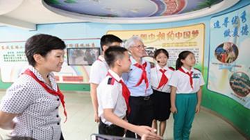 何镜堂院士参观学校的社会主义核心价值观长廊