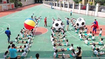 学校举行家长进课堂之“团结”主题的团康活动