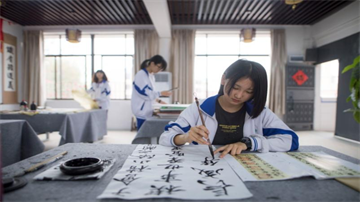 学生在练习书法