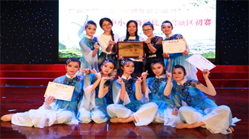 学校组织学生参加舞蹈比赛