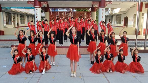 赤岗小学每月一歌“乘着歌声的翅膀”品牌项目