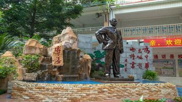 学校内周总理塑像