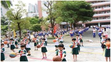 学生在锻炼身体