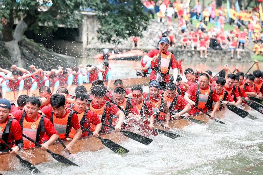 天河区十支精英龙舟队伍在深涌水域劈波斩浪