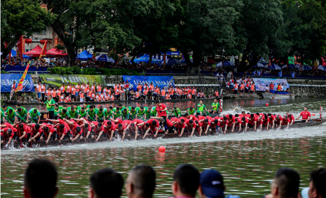 白云石井河上龙舟竞渡