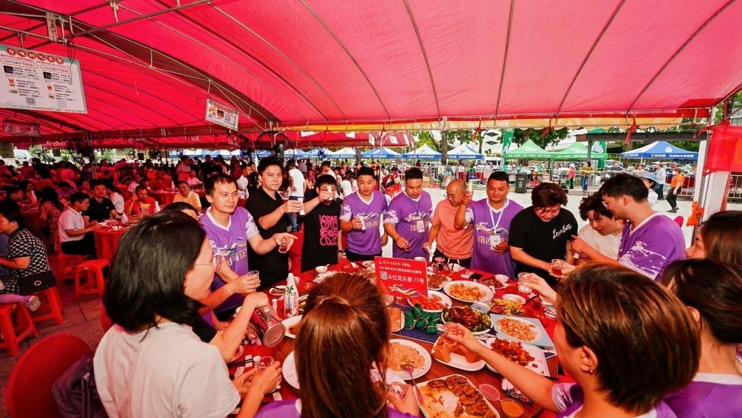 龙舟健儿与市民游客共享龙船饭