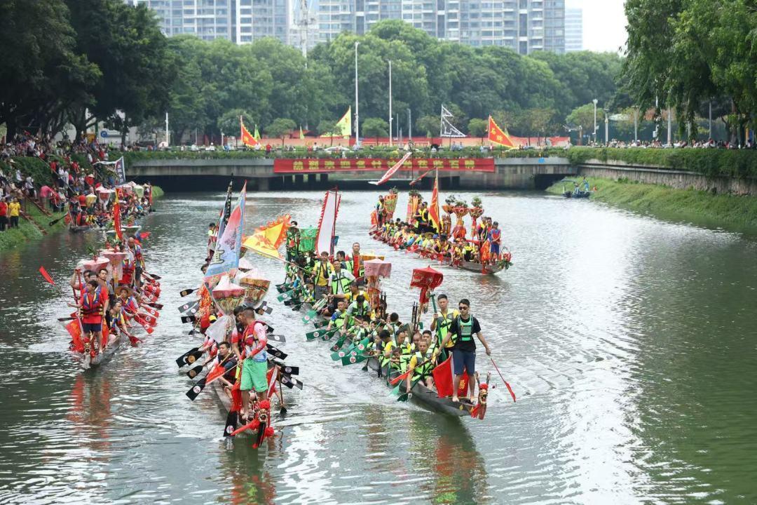 天河区石牌村扒龙舟现场
