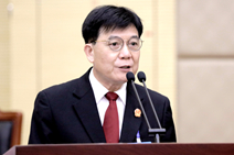 广州海事法院院长叶柳东作报告
