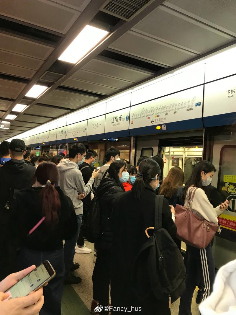 一乘客于江南西站呕吐，地铁二号线清客，列车回厂消毒