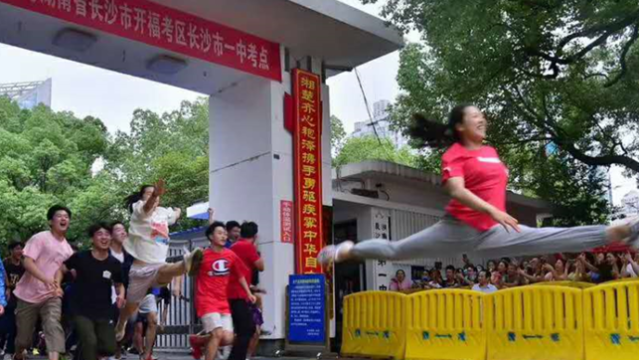 考完了，“一字马”女孩火了！