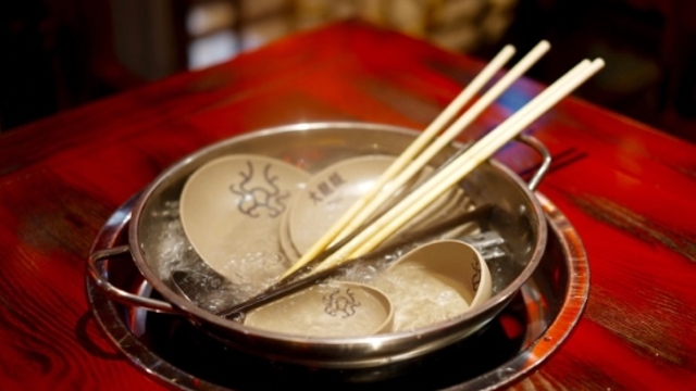用公筷戴口罩 广州市民出游用餐展文明之风