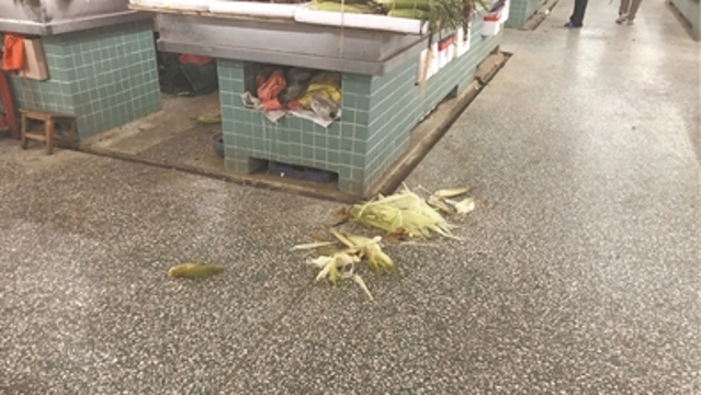 曝光台丨南华市场菜叶塑料袋乱扔，垃圾分类不到位