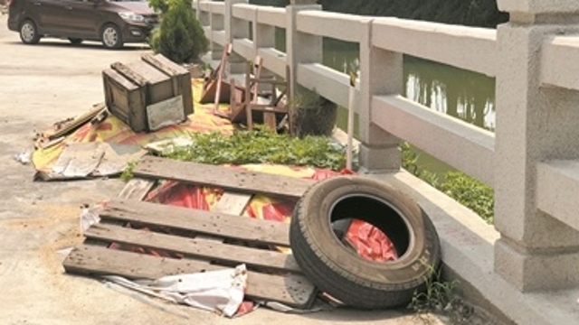 曝光台丨河涌沿岸垃圾堆积 周边污水横流