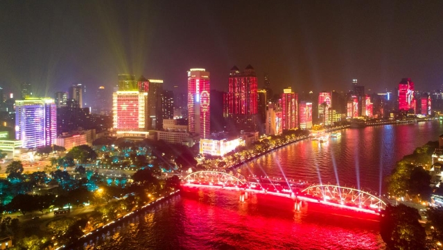 珠江北岸灯光秀每晚7点亮灯，来为广州双节美景打call