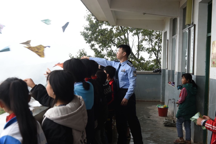扶贫先扶智，广州边检民警为山区孩子送教具