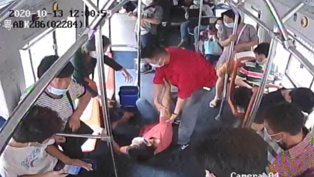 乘客突然晕倒 公交车长镇定伸援手