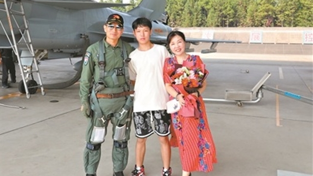 王燕玲家庭：当好飞行员丈夫的“铁杆僚机”