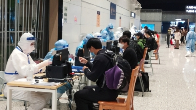 【新春走基层】口岸防控：有力度有温度