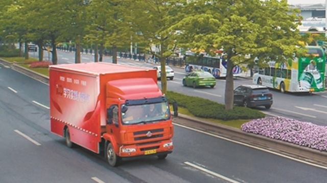 全国首辆结合党史学习和为民服务的主题专车今在穗首发