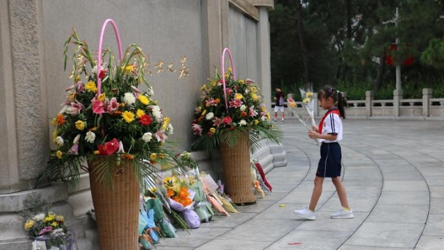 广州市群众自发前往广州烈士陵园献花