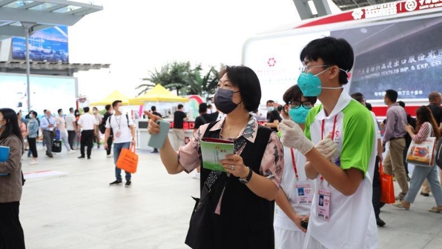 广交会首日701名青年志愿者上岗