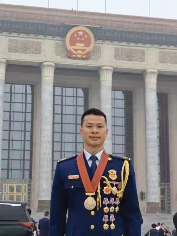 这名荔湾消防人现场见证同袍获表彰 忆往昔峥嵘岁月 广州日报大洋网