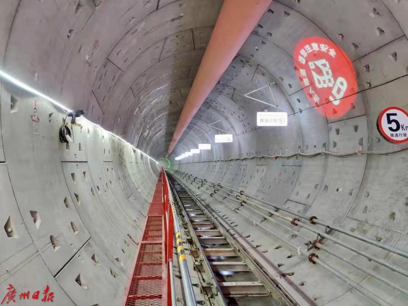 广州地铁十号线首条隧道顺利贯通