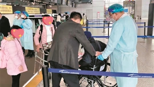 【新春走基层】暖心春运：机场安检员 为旅客寄超重行李
