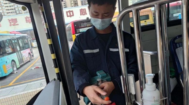 与车载电子设备打交道，他们是公交车背后的守护者