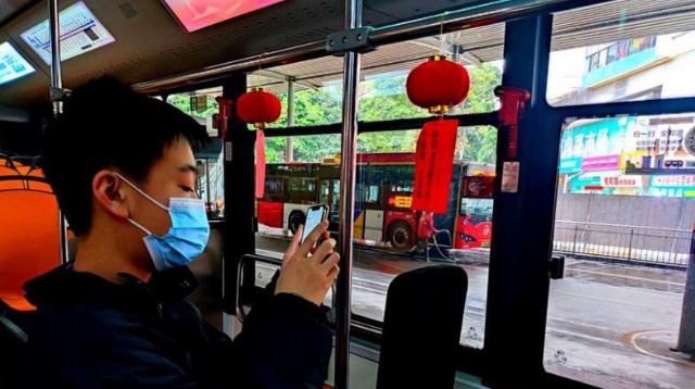 正月十五公交车里猜灯谜，“老传统”融合“新玩法”