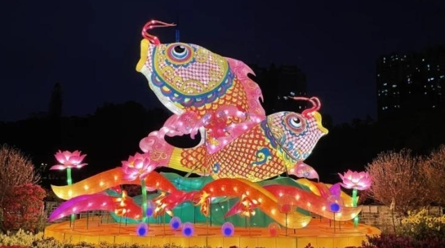 赏花灯猜灯谜，元宵节传统节目多