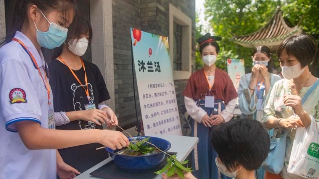 沐兰汤、刺五毒、做香包……醉观公园这场嘉年华端午味浓