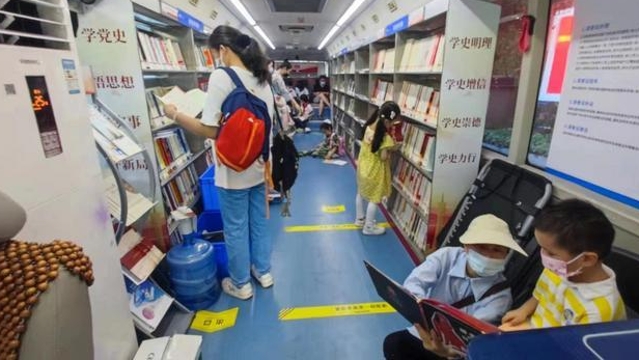 广州图书馆红色图书车开进麓湖公园