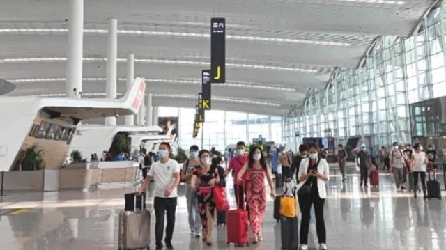 單日接送旅客超10萬人次，白云機場迎來暑期出游熱