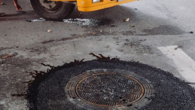 市民朋友遇水浸路面要避开，或藏“开口”沙井盖