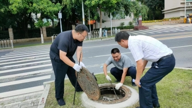 防御台风，天河城管巡查840块户外广告牌