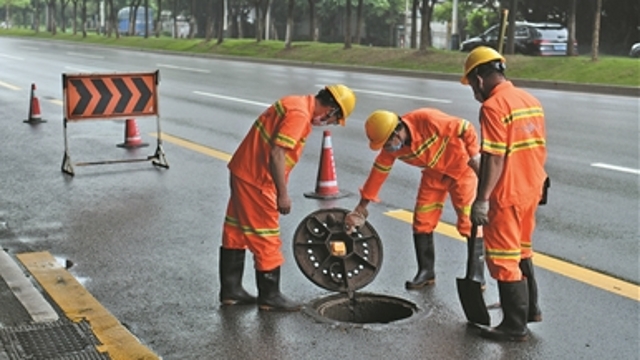 广州市内各部门排查广告牌沙井盖安全隐患 做好防御台风准备