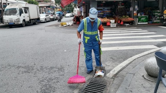 应对台风排查隐患，环卫工人清洁低洼易涝点位垃圾
