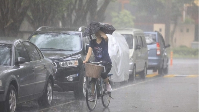 受台风外围环流影响，广州多地风雨来袭