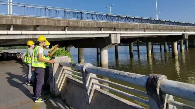 台风来袭前，养护人员加强桥梁巡检值守