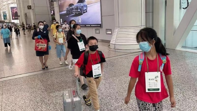 開學在即 東航在廣州白云機場迎來無陪兒童返程高峰